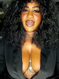 AmazonianMistress webcam model stream image