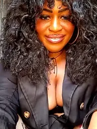 AmazonianMistress webcam model stream image