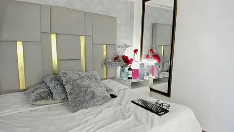 IsisBrown_ webcam model stream image