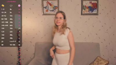 LynneCrust webcam model stream image