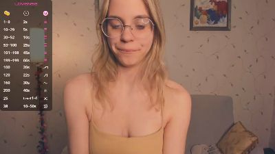 LynneCrust webcam model stream image