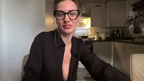 QuenMonicaUK webcam model stream image