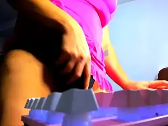 AiraHugeTop webcam model stream image