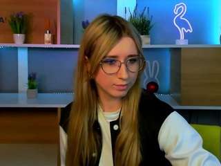 alice-blond webcam model stream image