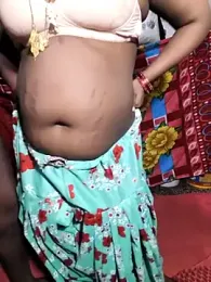 POOJALOVEHOT webcam model stream image