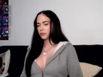 luara_ webcam model stream image