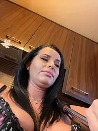 Hotmomcheckk_ webcam model stream image