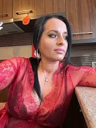 Hotmomcheckk_ webcam model stream image