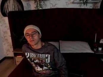 andyjoy_ webcam model stream image