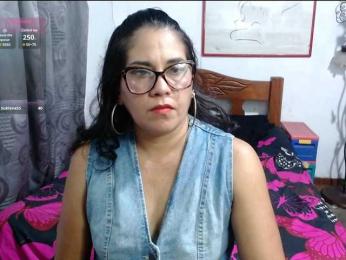 Mistresskloe webcam model stream image