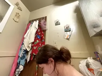 Snowbunnycake_131 webcam model stream image