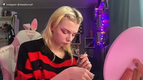 KittyLarva webcam model stream image