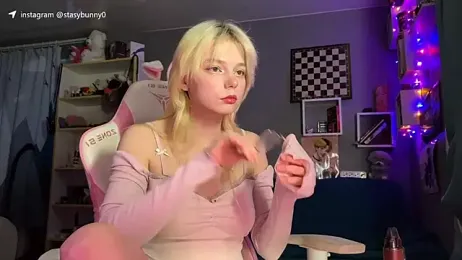 KittyLarva webcam model stream image