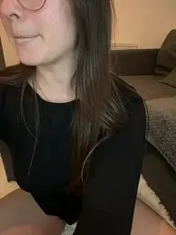 liloush__ webcam model stream image