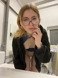 Milly-Kiss webcam model stream image