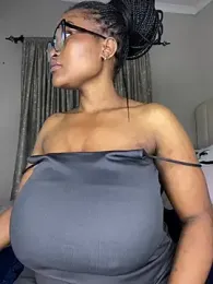 Bustygoddess32 webcam model stream image