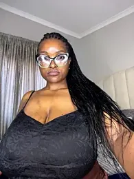 Bustygoddess32 webcam model stream image