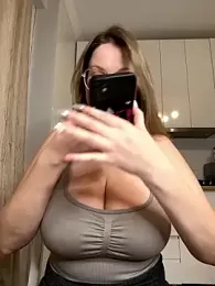 Teya_moon_ webcam model stream image