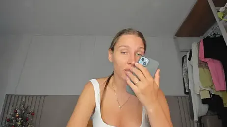 SofiClimbing webcam model stream image