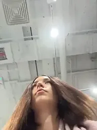 DollyTall webcam model stream image