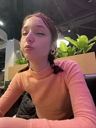 DollyTall webcam model stream image